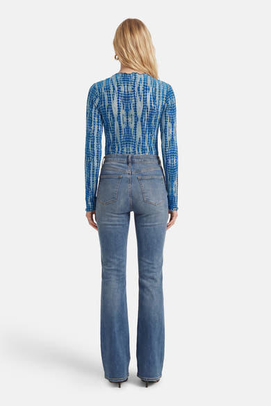 T-shirt à manches longues bleu de ROUGE EDIT, avec imprimé tie-dye et porté avec un jean taille haute.