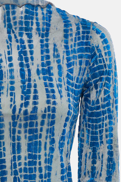 T-shirt à manches longues bleu par ROUGE EDIT avec motif texturé à carreaux translucide.
