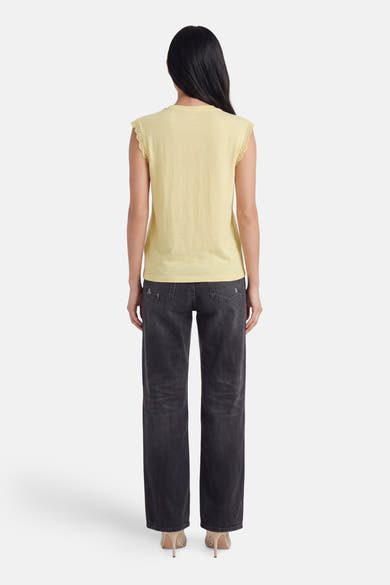 Haut sans manches jaune de VILA® avec bordure en dentelle, porté avec un jean et des talons hauts, vue de dos.