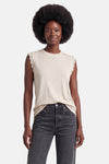 Top sans manches beige de VILA® avec bordure en dentelle sur les épaules, porté avec un jean foncé.