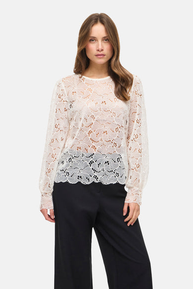 Blouse à manches longues blanche en dentelle de VILA®, avec un motif floral délicat et une doublure partielle.