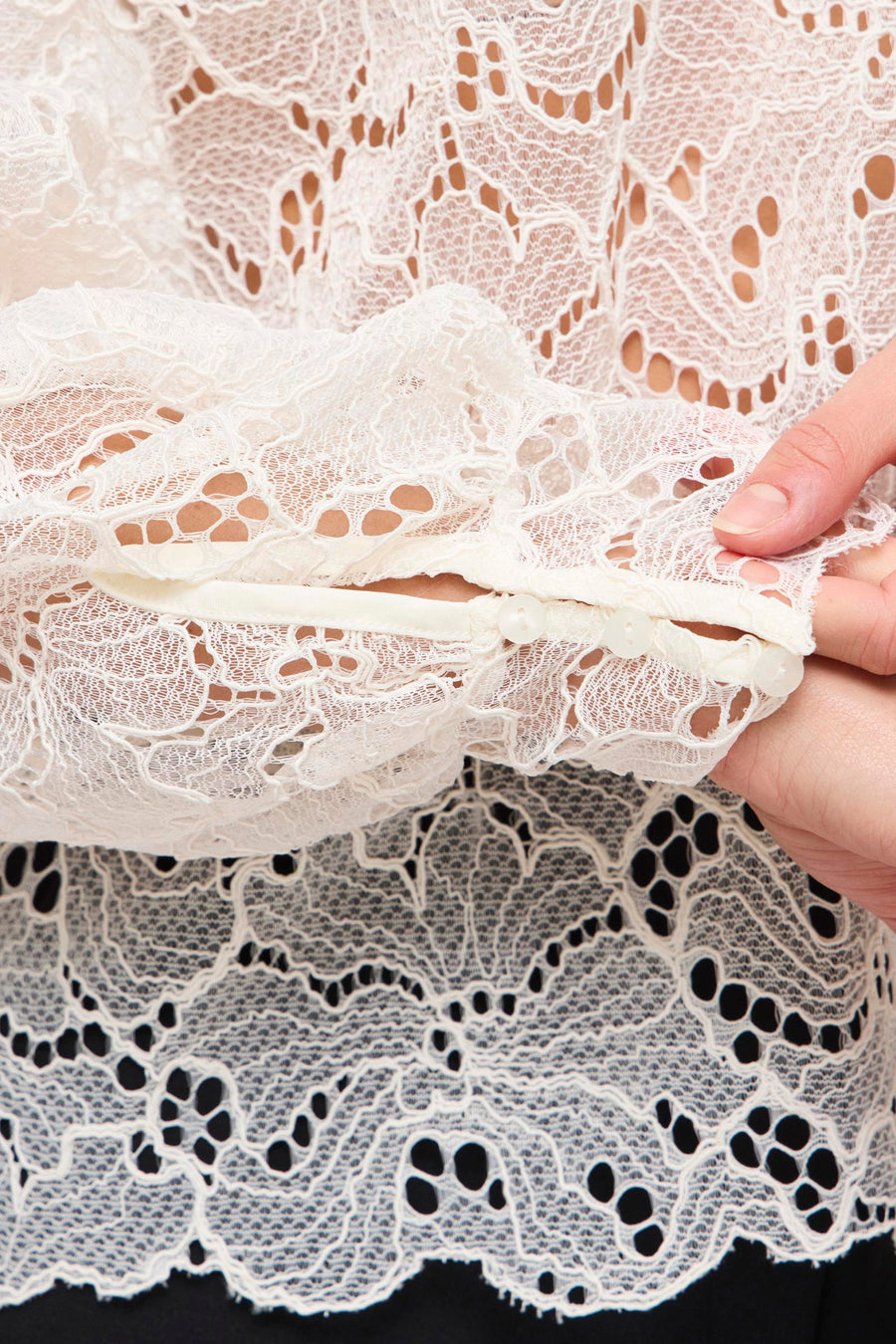 Wit kanten blouse van VILA, met ingewikkelde bloemenpatronen en knoopdetails aan de mouwen.