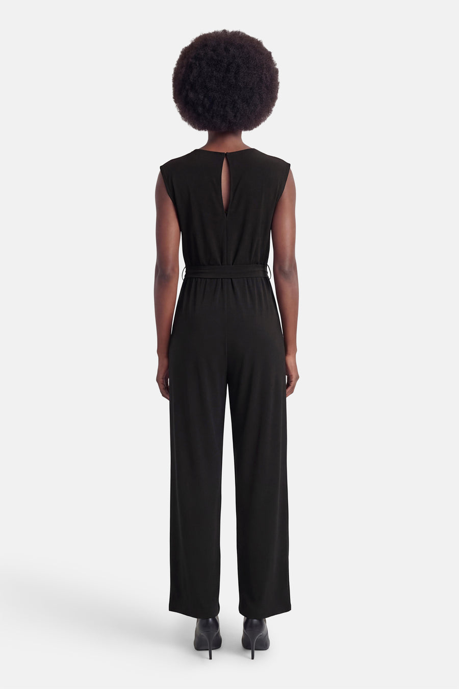 Combinaison noire de VILA vue de dos, avec découpe goutte d'eau, ceinture à nouer et jambes larges.