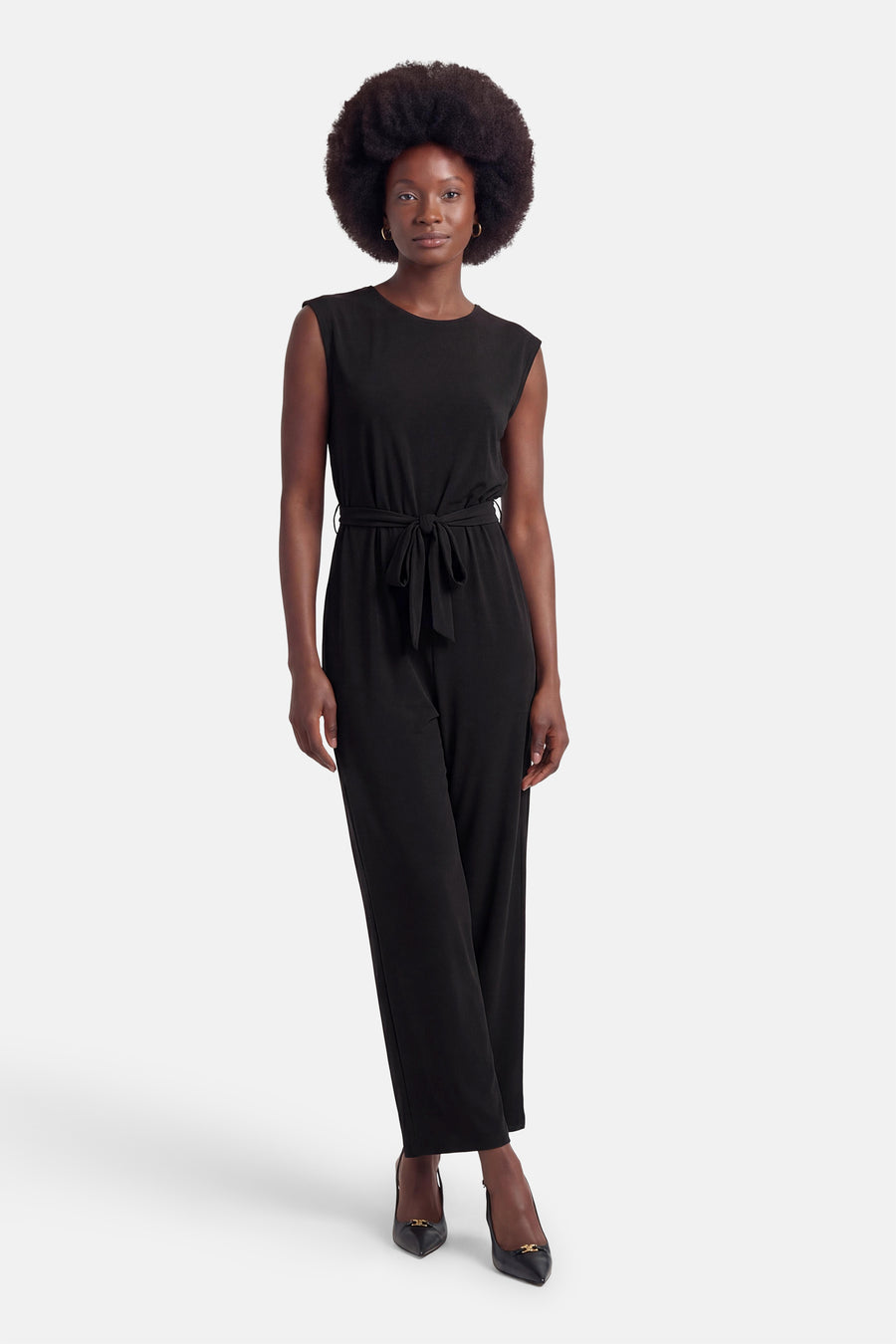 Combinaison noire sans manches à col rond de VILA avec taille à nouer et jambes larges, portée avec des escarpins noirs.