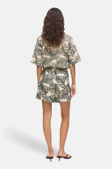Short multicolore de VILA avec motif feuilles vertes et taille élastique, porté de dos.