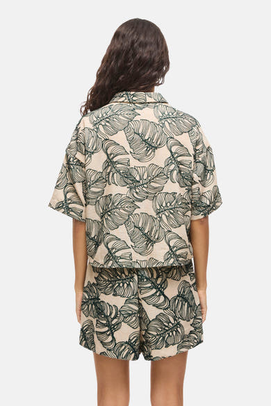 Beige T-shirt met korte mouwen en groen bladmotief van VILA®, achterzijde, gecombineerd met een short.