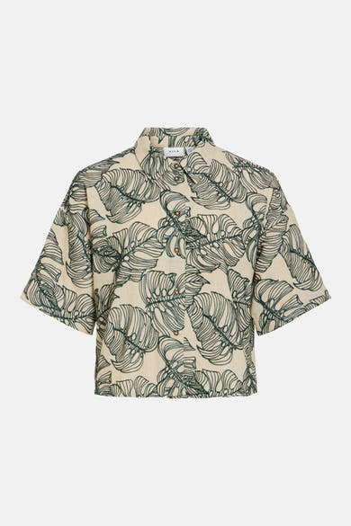 Ecru korte mouwen blouse met groen bladpatroon van VILA®, met overhemdkraag en knoopsluiting.