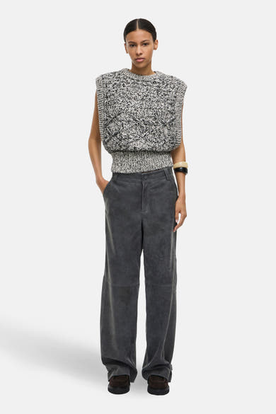 Débardeur multicolore en maille tressée de ROUGE EDIT, porté avec un pantalon gris large et des chaussures marron.