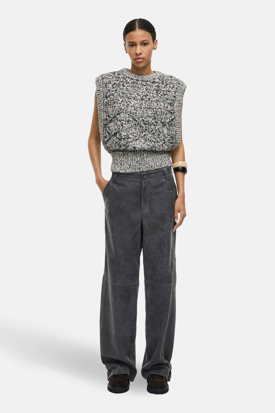 Débardeur multicolore en maille tressée de ROUGE EDIT, porté avec un pantalon gris large et des chaussures marron.