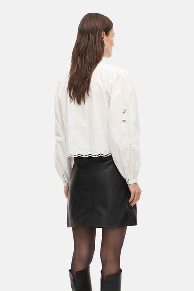 Wit overhemd met lange mouwen van ROUGE EDIT met geborduurde details en geschulpte rand.