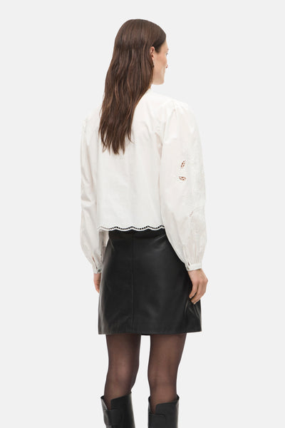 Wit overhemd met lange mouwen van ROUGE EDIT met geborduurde details en geschulpte rand.