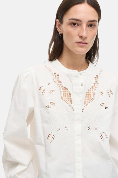 Wit overhemd met lange mouwen van ROUGE EDIT met bloemenbroderie en uitgesneden details.