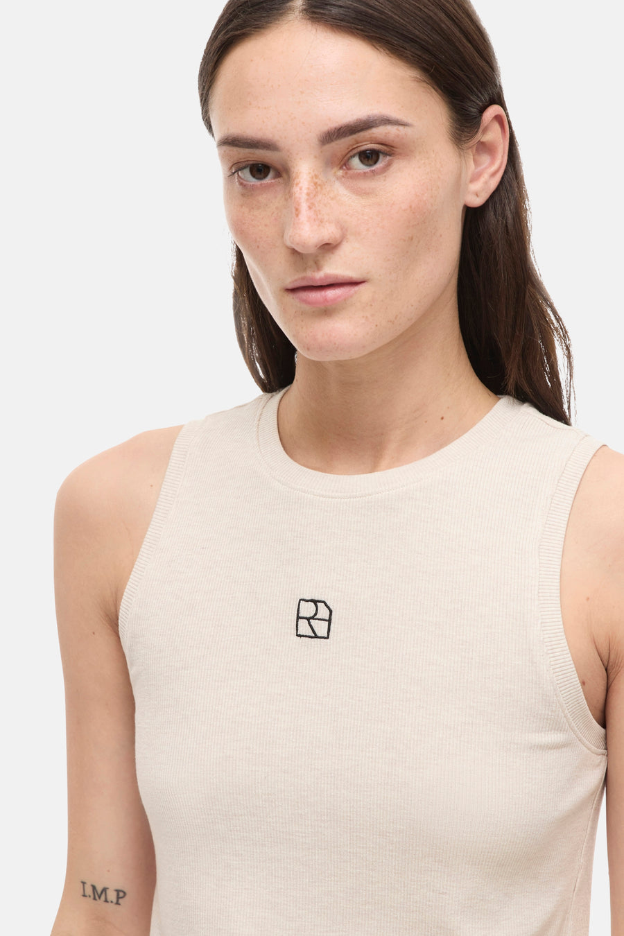 Top sans manches beige de ROUGE EDIT, en maille côtelée avec logo discret brodé.