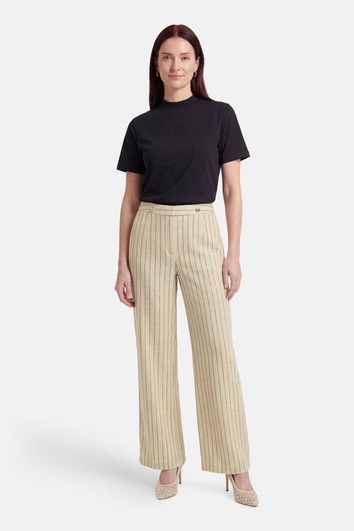Pantalon beige à rayures de VILA®, taille haute avec boutons dorés, porté avec un t-shirt noir.
