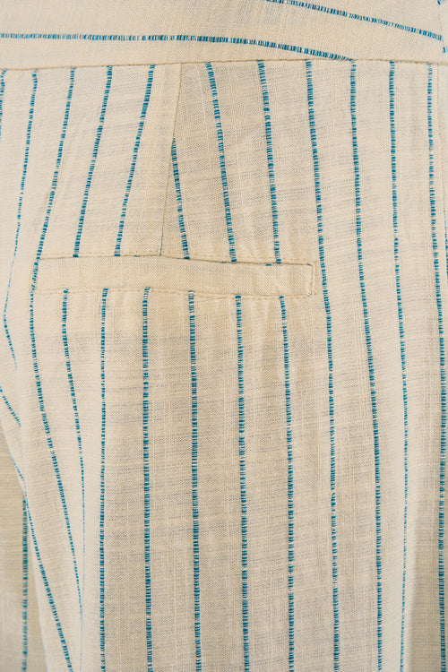 Pantalon écru à rayures bleues de VILA®, avec un tissu texturé et une poche passepoilée.