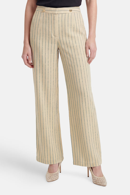 Pantalon crème à fines rayures verticales bleu-vert de VILA à coupe large, avec deux boutons dorés à la taille, porté avec un haut noir et des talons beiges.