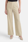 Pantalon crème à fines rayures verticales bleu-vert de VILA à coupe large, avec deux boutons dorés à la taille, porté avec un haut noir et des talons beiges.