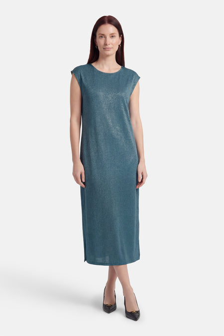 Robe verte chatoyante de VILA®, coupe droite mi-longue à manches courtes et fentes latérales, portée avec des escarpins noirs.