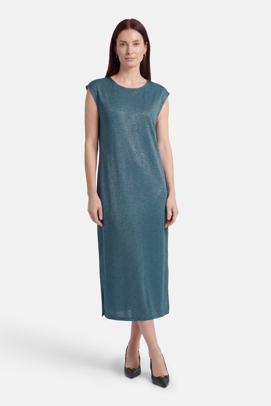 Robe verte chatoyante de VILA®, coupe droite mi-longue à manches courtes et fentes latérales, portée avec des escarpins noirs.
