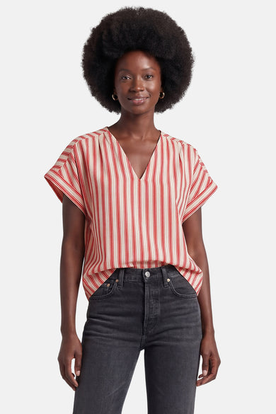 Multikleurige blouse van VILA® met rode en crèmekleurige strepen, geplooid aan de achterkant, gedragen met een grijze jeans.