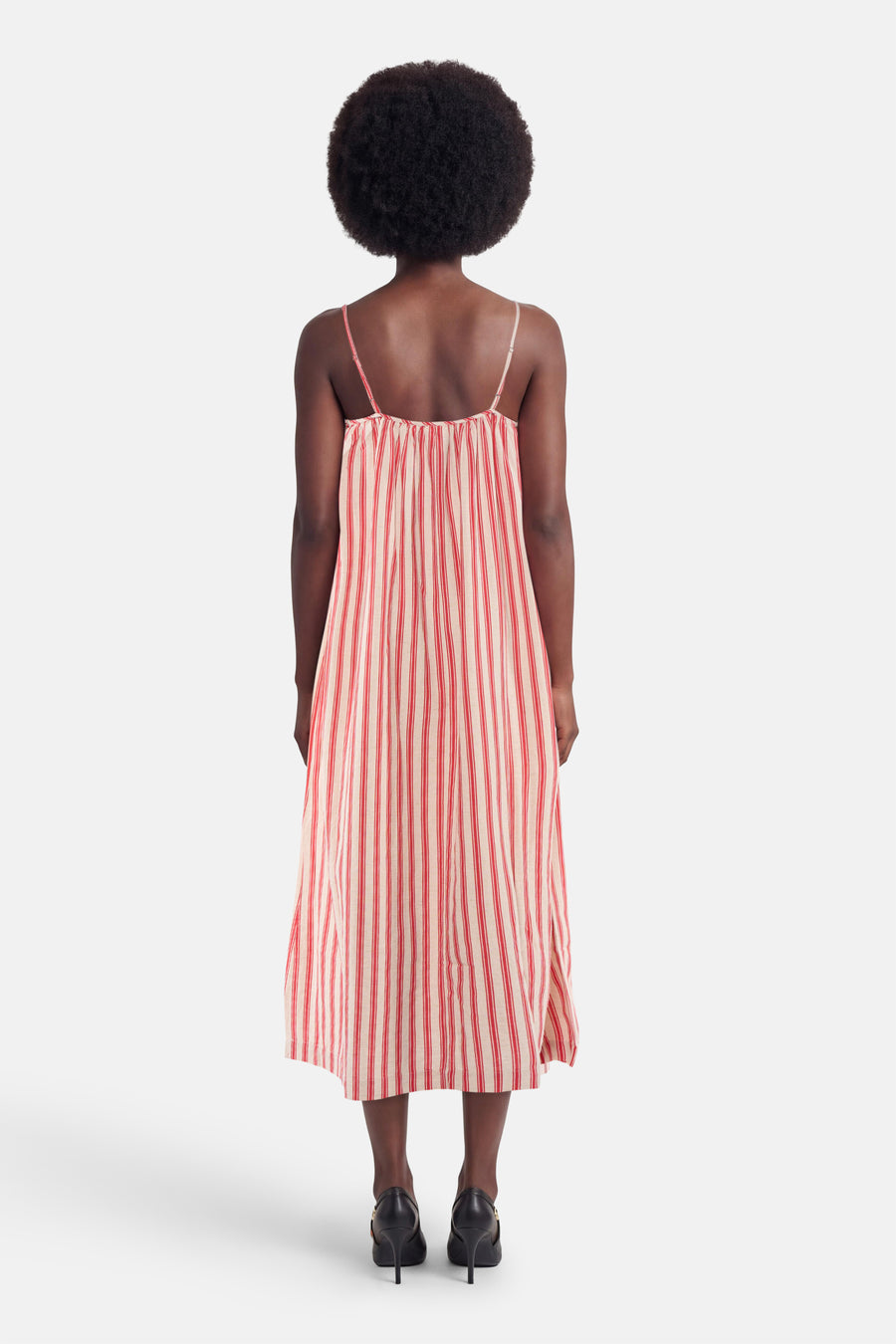 Robe multicolore de VILA® à fines bretelles et rayures verticales écru et rouge, vue de dos.