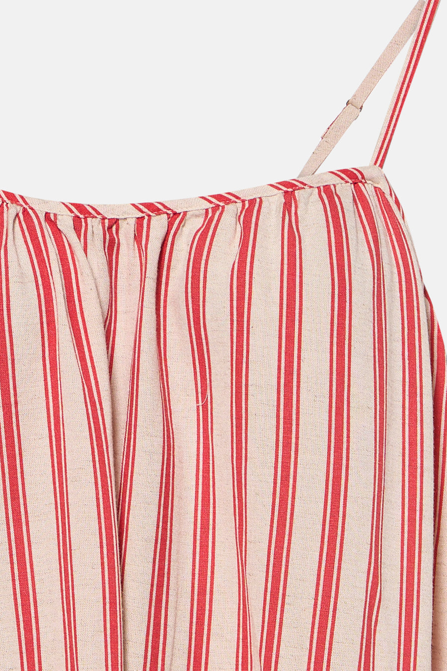 Robe à rayures rouges et beiges de la marque VILA® en tissu texturé avec fines bretelles et fronces, gros plan.