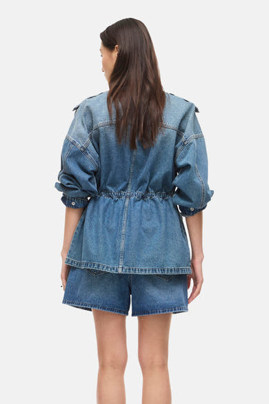 Veste courte en jean bleu moyen de ROUGE EDIT, vue de dos, à taille ajustable par cordon, manches amples, portée avec short en jean.