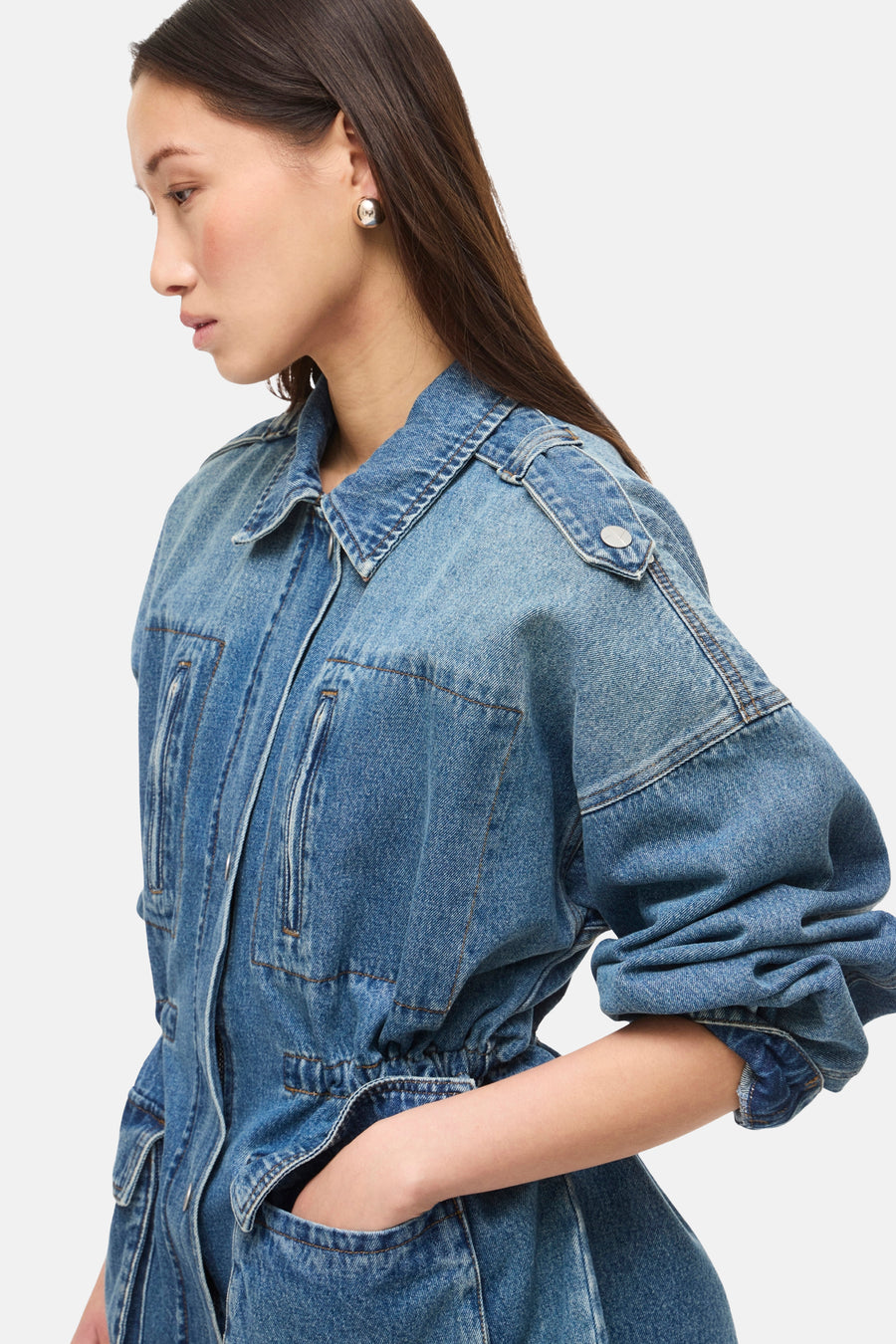 Veste courte en jean bleu moyen de ROUGE EDIT, avec épaulettes boutonnées, poches zippées et manches retroussées.