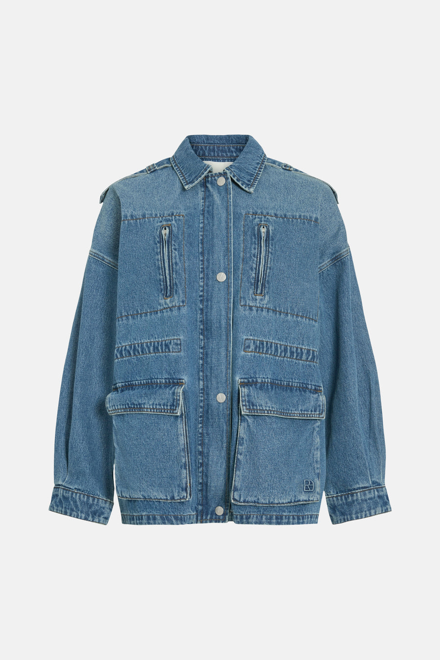 Veste courte en jean bleu délavé de ROUGE EDIT, avec poches zippées, poches à rabat et épaulettes.