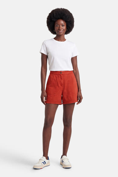 Korte oranje short van VILA® met voorzakken, knoopsluiting en een gestructureerde band aan de zoom.