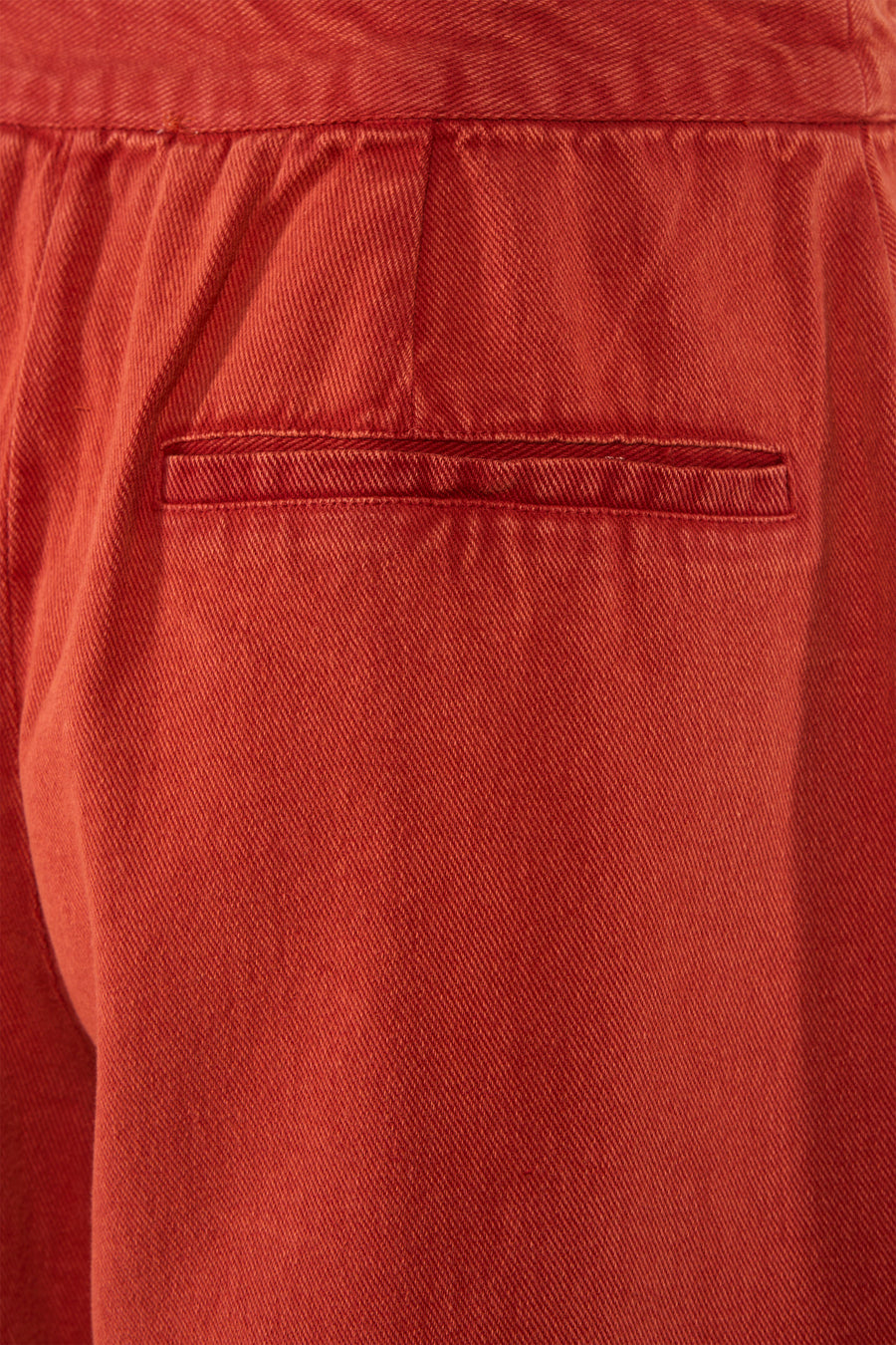 Korte oranje short van VILA® met een diagonale keperstructuur en een paspelzak aan de achterkant.