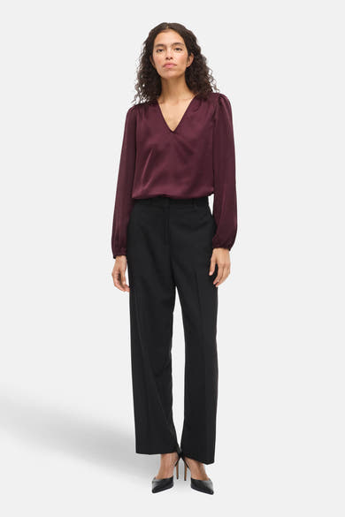 Bordeaux blouse met lange mouwen van VILA, met een V-hals en pofmouwen.
