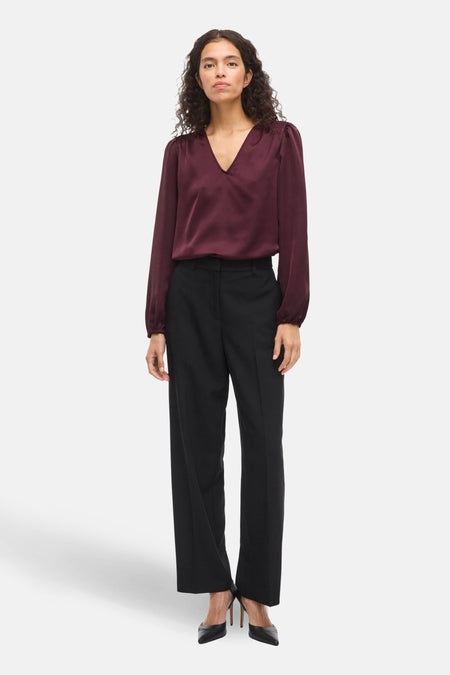 Bordeaux blouse met lange mouwen van VILA, met een V-hals en pofmouwen.