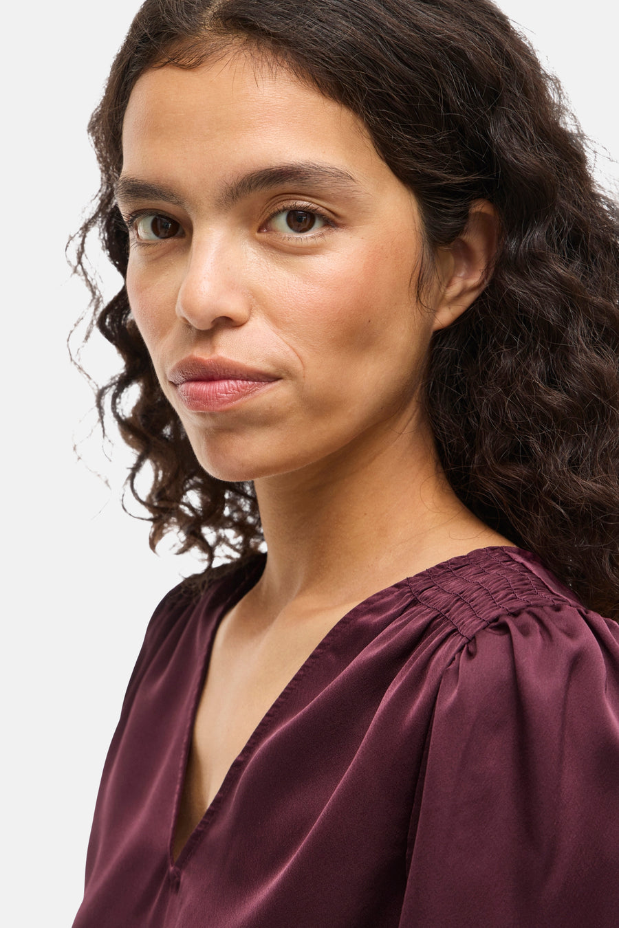 Bordeaux blouse met lange mouwen van VILA, van satijn met gepofte mouwen.