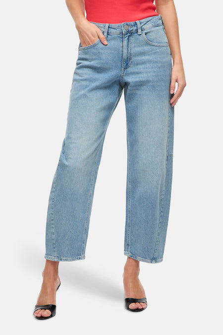 Autre jean en denim bleu clair de VILA®, porté avec des chaussures noires à talons hauts.
