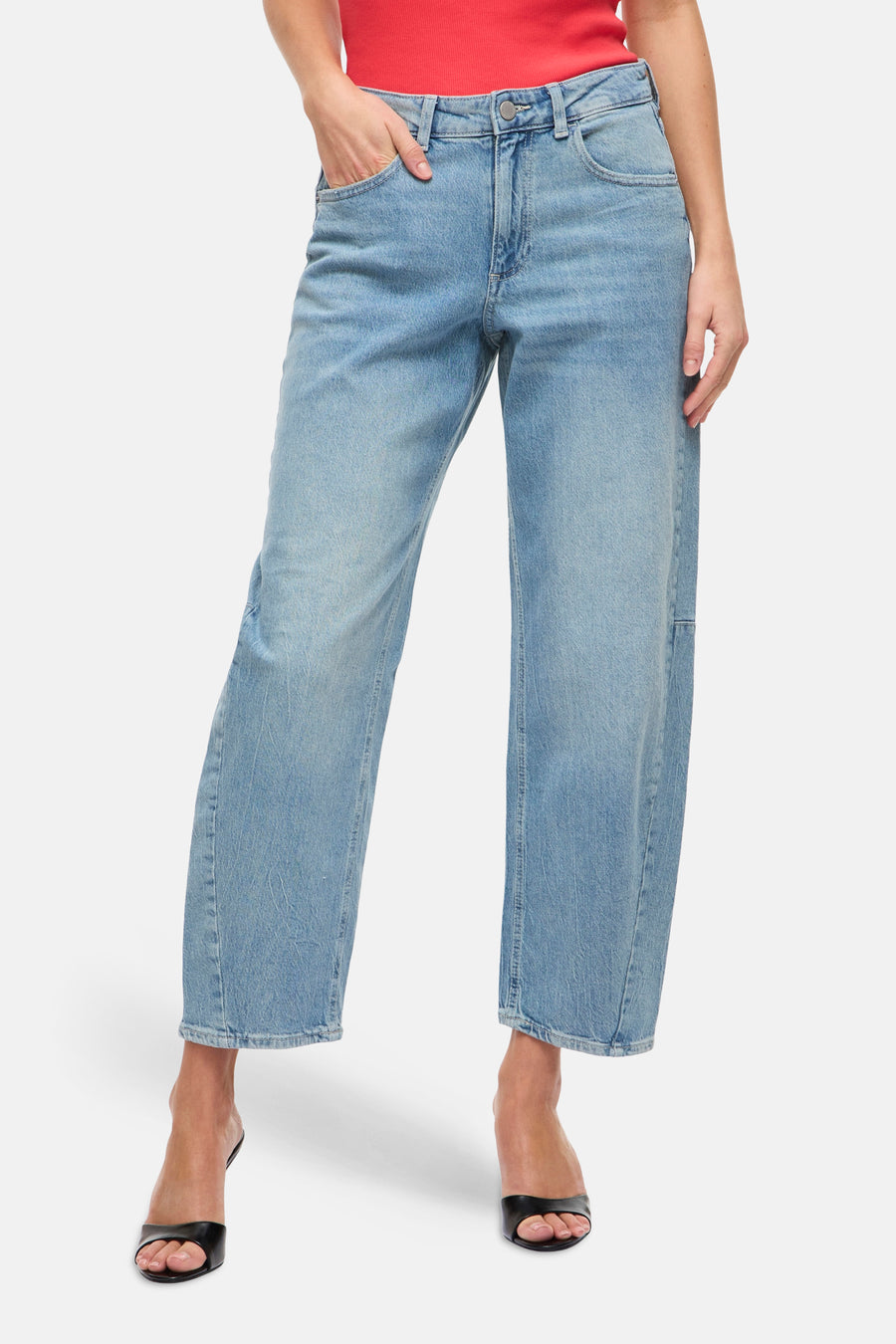 Lichtblauwe spijkerbroek en denim van VILA, gedragen met een rode top en zwarte hakken.