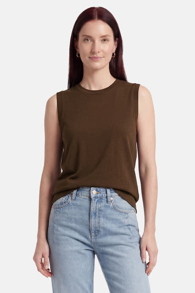 Top sans manches brun de VILA®, à col rond et coupe décontractée, porté avec un jean clair.