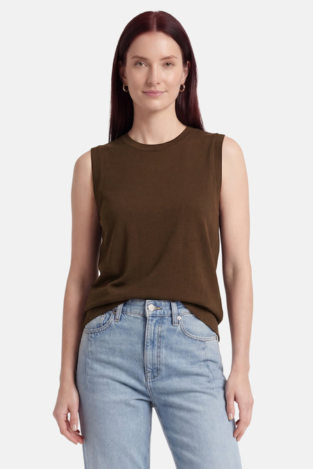 Top sans manches brun de VILA®, à col rond et coupe décontractée, porté avec un jean clair.