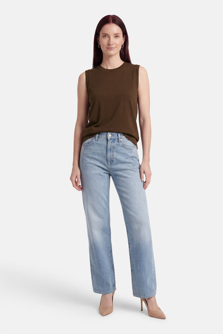 Top sans manches brun de VILA® porté avec un jean décontracté et des talons nude.