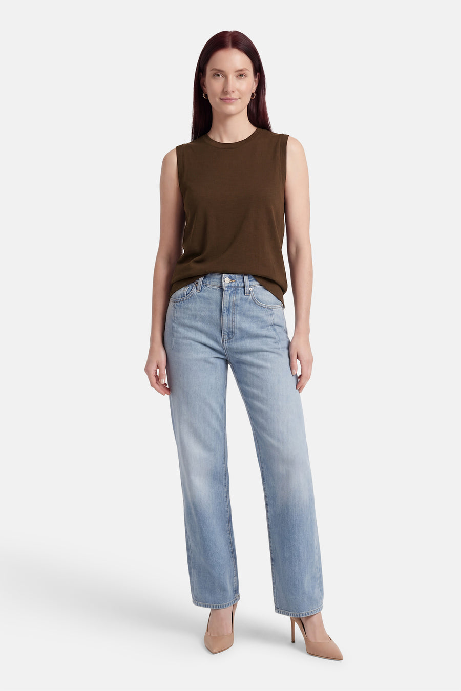 Top sans manches brun de VILA® porté avec un jean décontracté et des talons nude.
