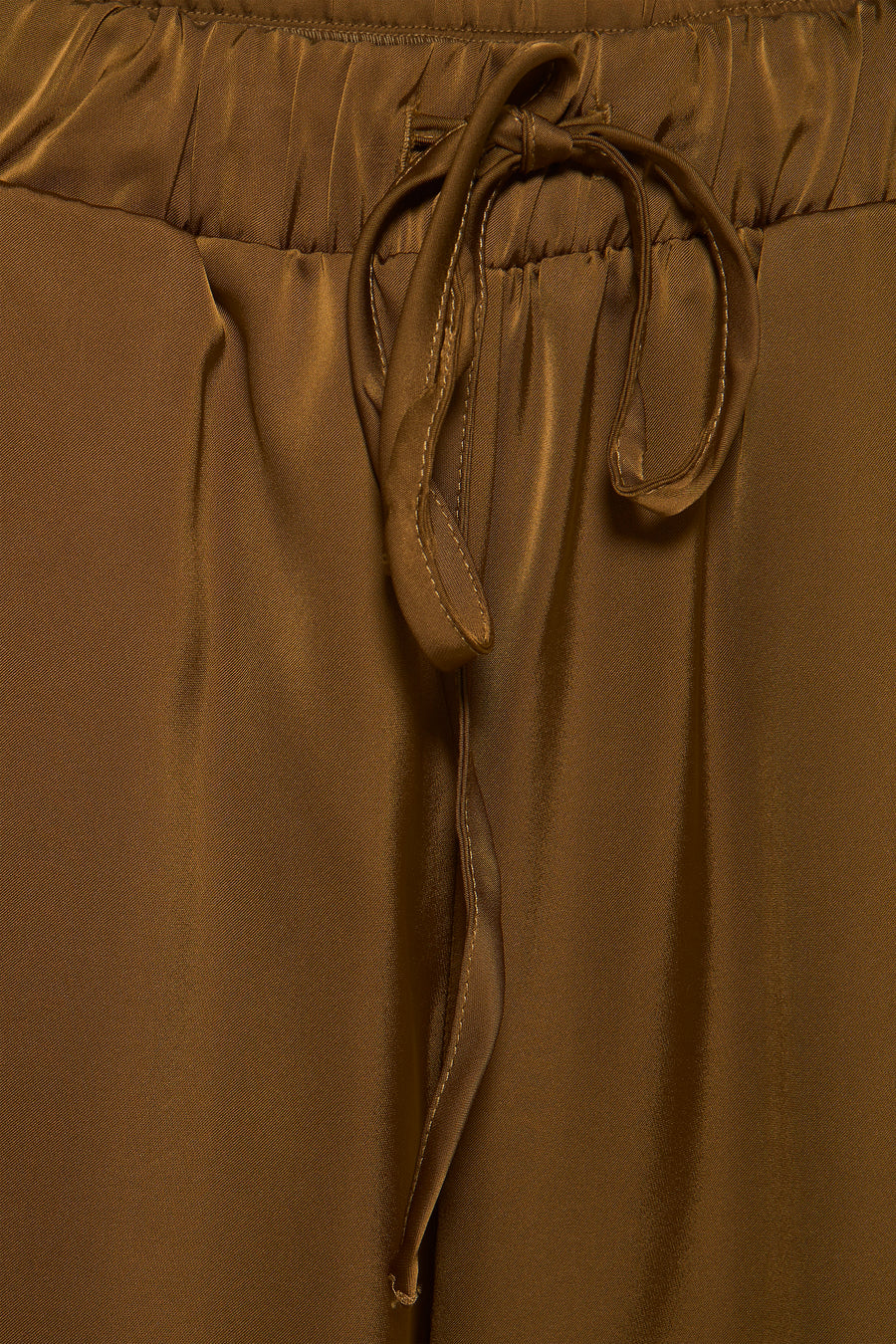 Pantalon doré de VILA, avec cordon de serrage à la taille élastiquée et texture satinée.
