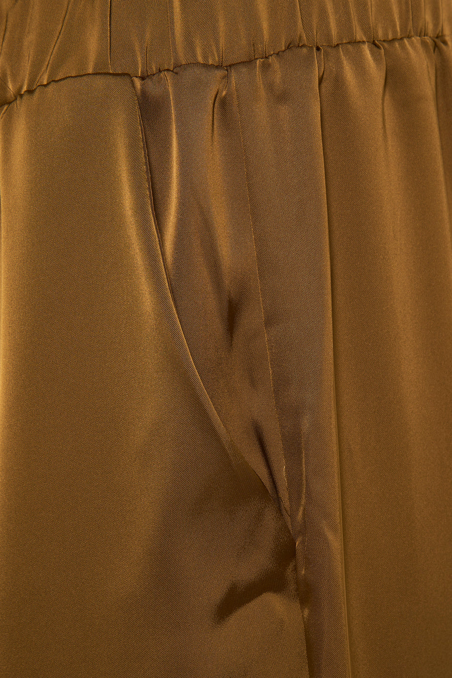 Pantalon doré de VILA, avec une texture satinée, une taille élastique et une poche latérale.