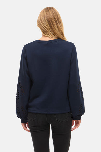 Blauwe rondehals sweatshirt van Vila, met lange mouwen versierd met opengewerkte bloemenpatronen.