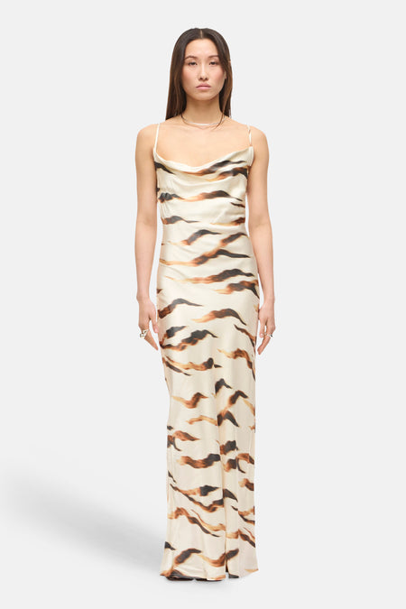 Robe longue satinée beige à imprimé de rayures ondulées marron de ROUGE EDIT, à col bénitier.