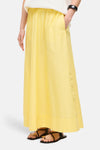 Jupe longue jaune de ROUGE EDIT, à fines rayures verticales, taille élastique, poches et empiècement rayé horizontalement.