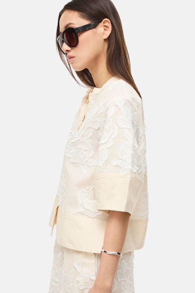 Beige blouse met korte mouwen van ROUGE EDIT met witte bloemenborduursels.