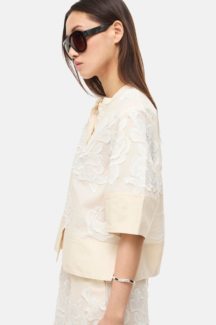 Beige blouse met korte mouwen van ROUGE EDIT met witte bloemenborduursels.
