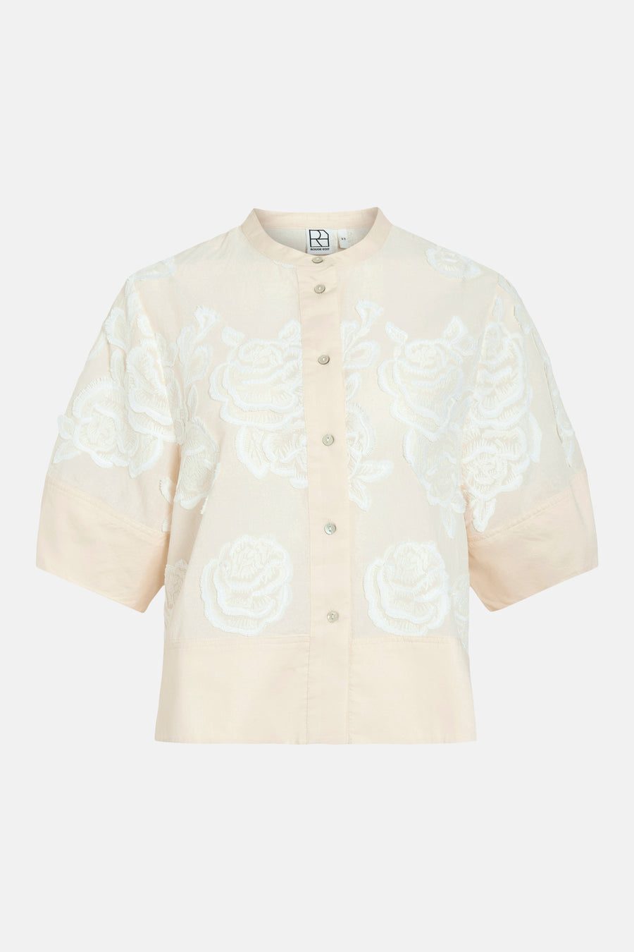 Beige blouse met korte mouwen van ROUGE EDIT met opstaande kraag, knoopsluiting en witte bloemenborduursels.