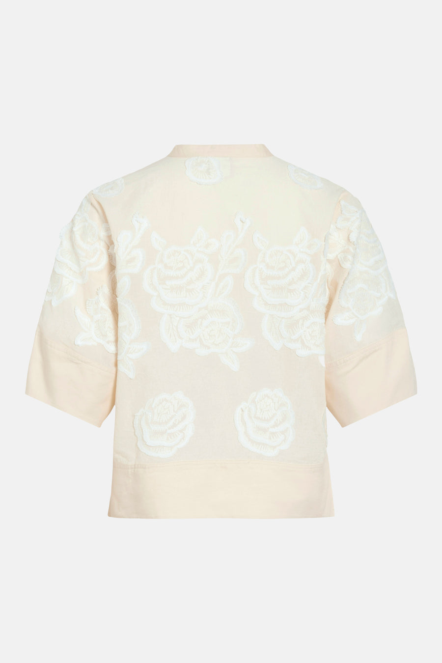 Beige blouse met korte mouwen van ROUGE EDIT met witte bloemenborduursels, achterzijde.