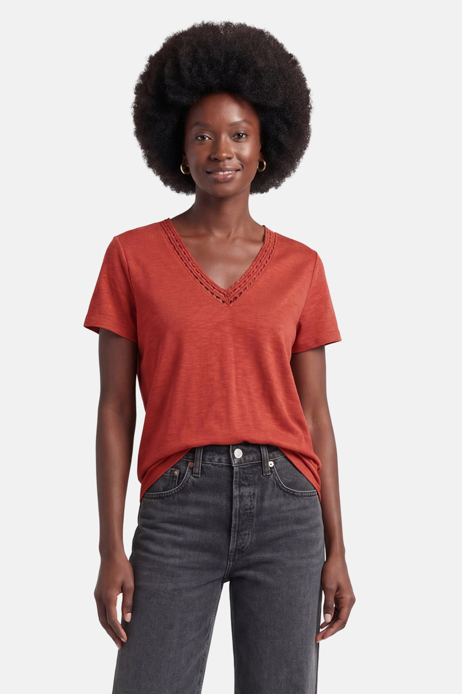 Oranje T-shirt met korte mouwen van VILA, effen en getextureerd, van achteren gezien met een wijde grijze jeans en beige muiltjes met blokhak.